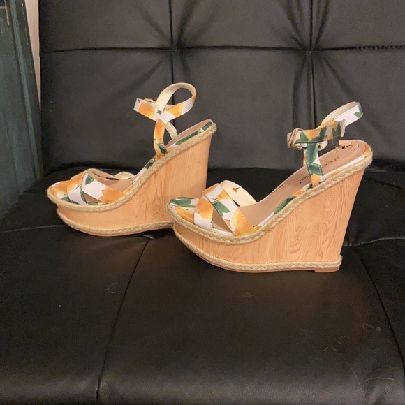 Shoe Dazzle Lemon Patterned Wedges, 7.5 - Picture 4 of 5